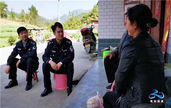 略阳:村民捡到钱包交派出所 失主领回后专程上门致谢