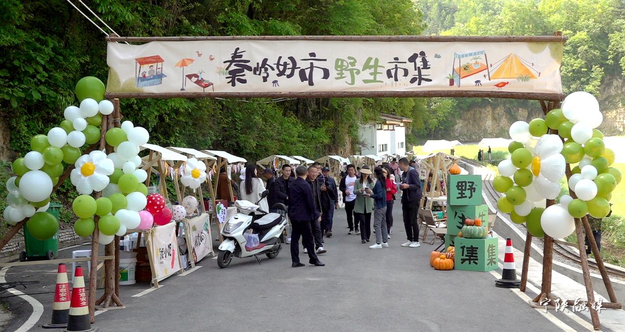 市集设"在地风物区"美食区"互动娱乐区"匠人集市"等四个主题区域