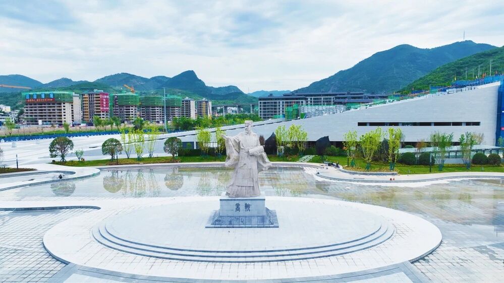 商州新闻网>今日商州>特别策划>06商鞅广场秦岭博物馆文化是城市的