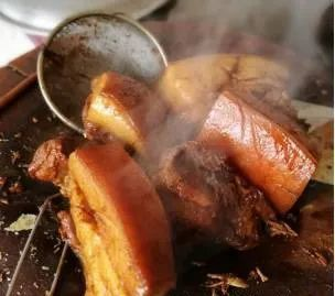 热气腾腾的腊汁肉让油酥馍在燎燎烟火中独具风味
