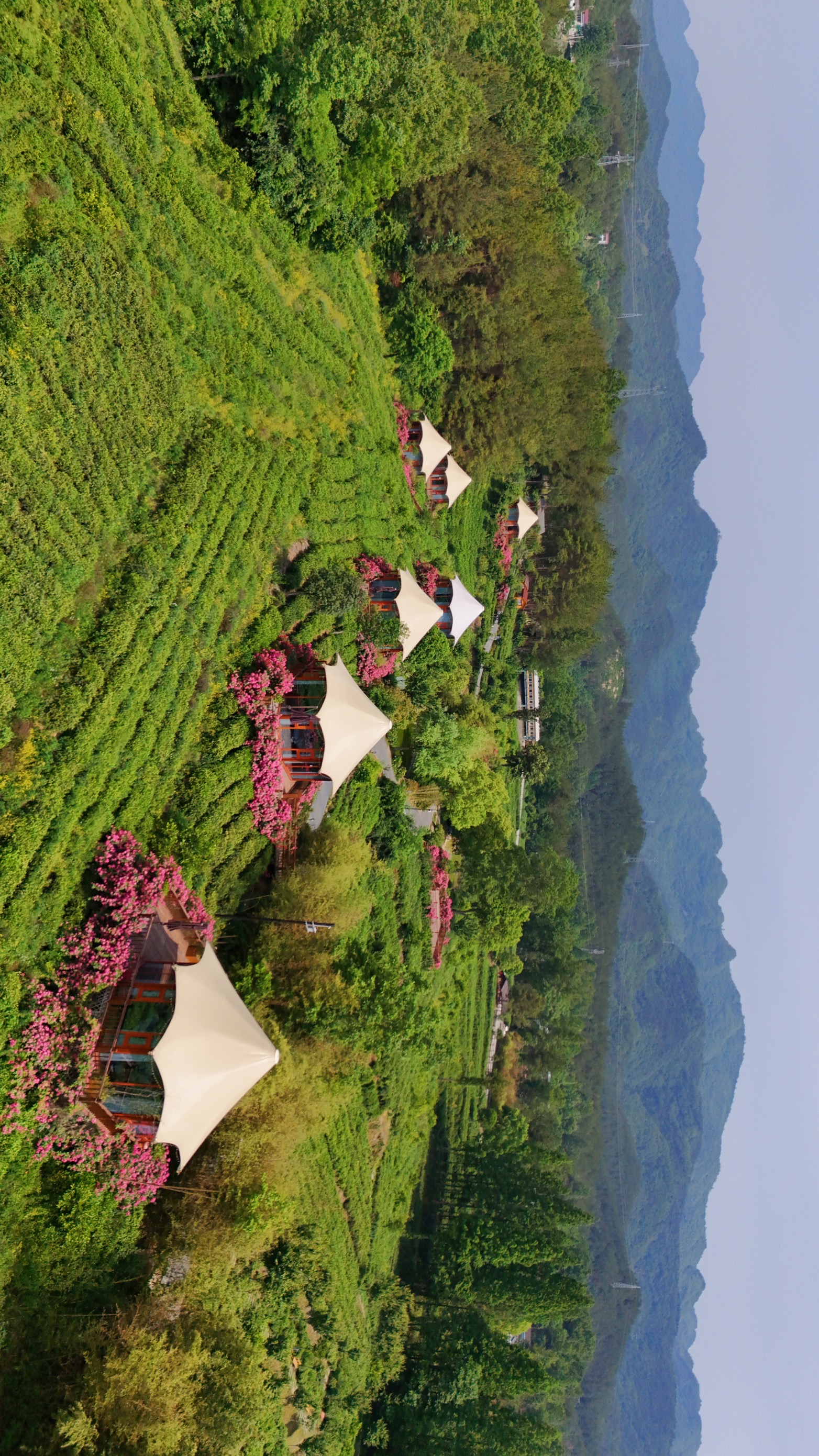 中心不足10公里,紧依玉带河,与羌族文化博览园,九台山风景区遥相呼应