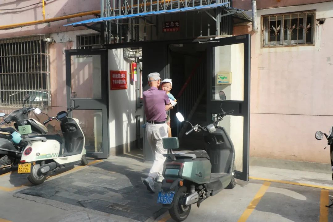 改造后的馨华园小区为每个单元楼安装了单元门1（摄影：吴亚君）.JPG