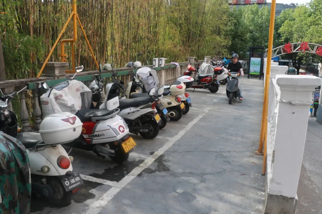 改造后的馨华园小区为居民专门设置了电动车充电桩(摄影:吴亚君).JPG