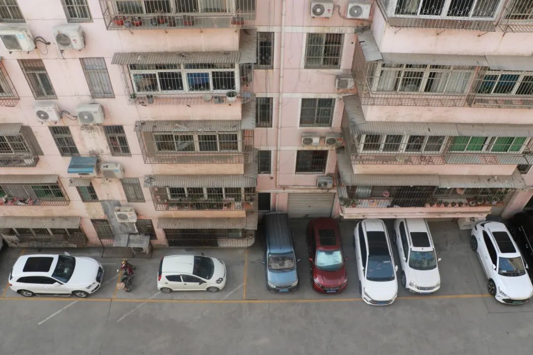 改造后的馨华园小区停车场整齐规范2（摄影：吴亚君）.JPG
