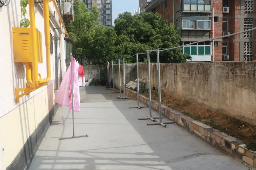改造后的馨华园小区设置了晾衣区（摄影：吴亚君）.JPG
