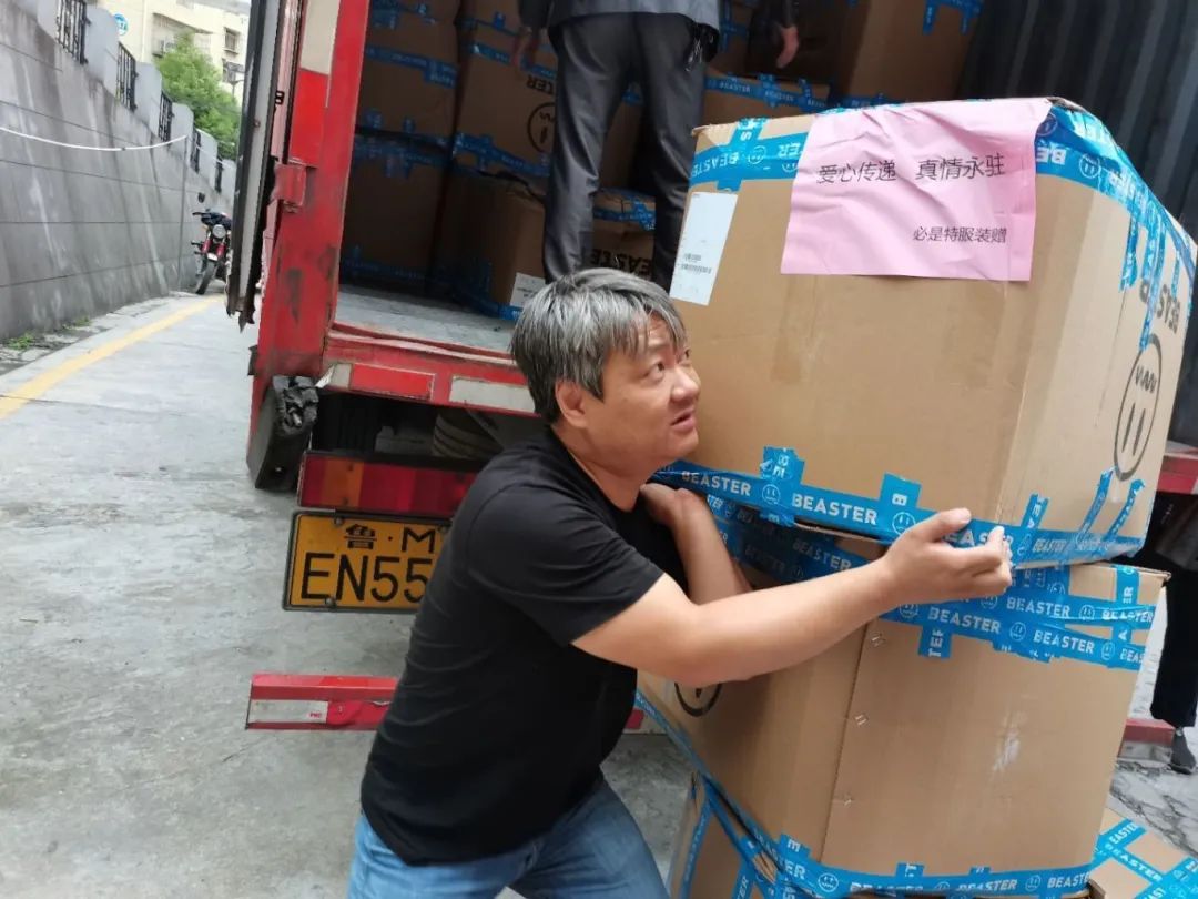 2019年参加安康义工联爱心物资搬运.jpg