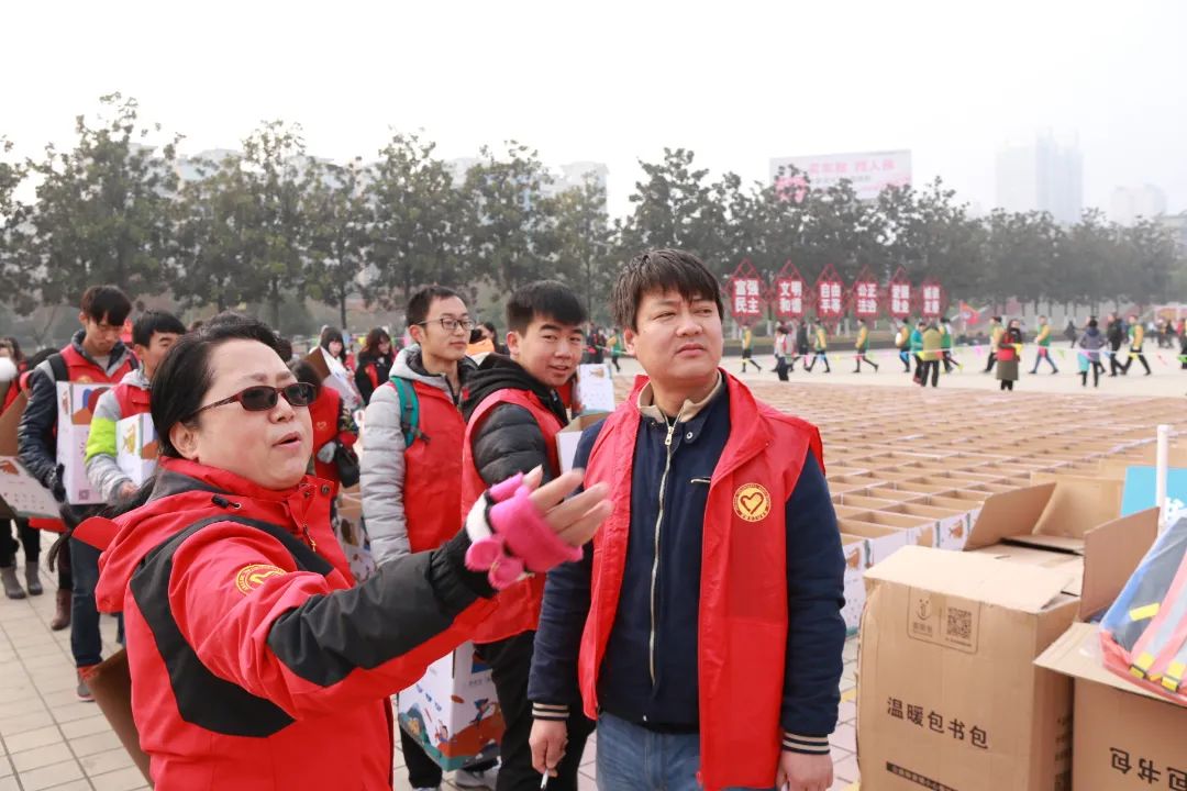 2019年参加安康壹基金温暖包发放活动，担任现场指挥，张志民（右）和王瑛会长（左）.jpg