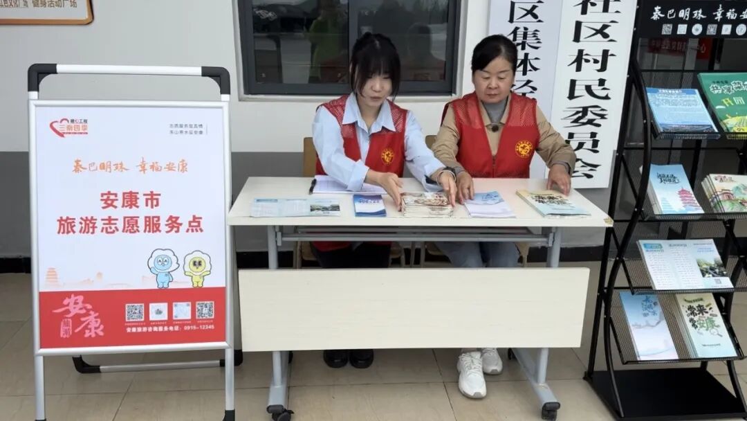 志愿者在汉滨区县河镇牛岭社区旅游志愿服务点驻守(崔一帆摄).jpg