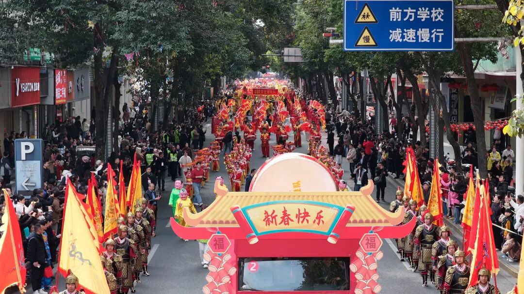2月27日,汉滨区社火巡游活动在安康中心城区举行。 吴亚君 摄 (1).JPG