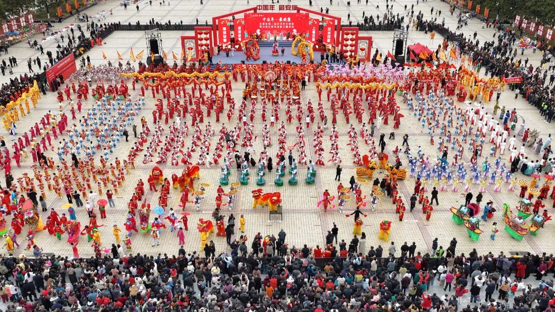 2月27日,汉滨区春节社火巡游展演活动在安康中心城区举行。 东京 摄 (2).JPG