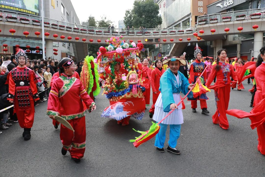 2月27日,汉滨区社火巡游活动在安康中心城区举行。 吴亚君 摄 (6).JPG