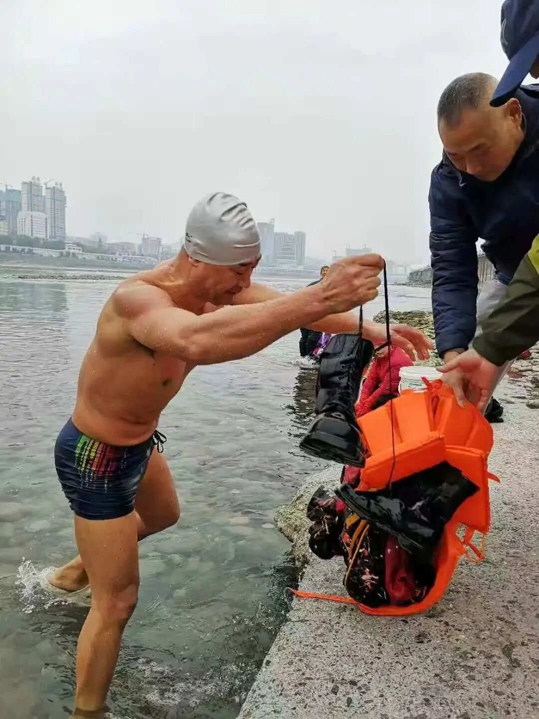 汉江畔的“生命守护者”3.jpg