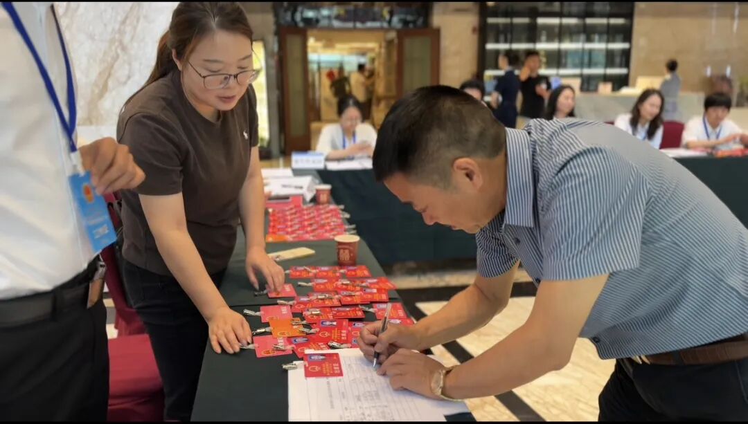 出席区十九届人大五次会议代表向大会报到