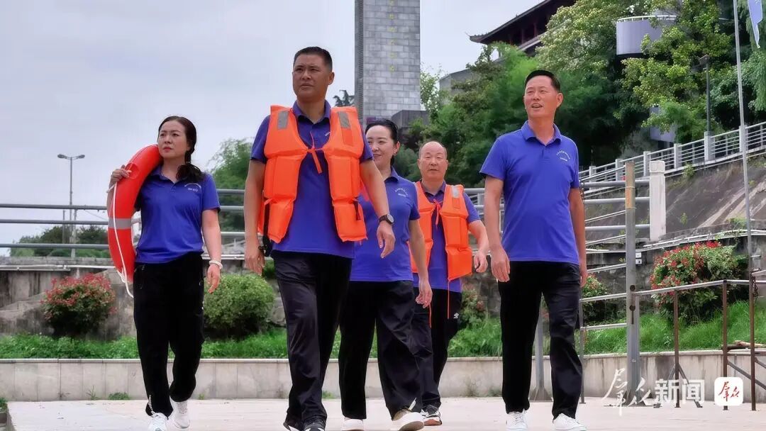 汉江志愿者救生联合会队员在江边巡逻。 图片