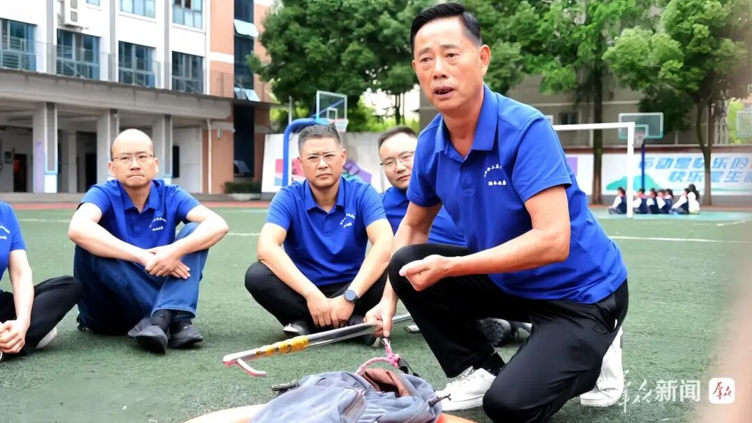 汉江志愿者救生联合会队员为学生传授救援技能。 图片
